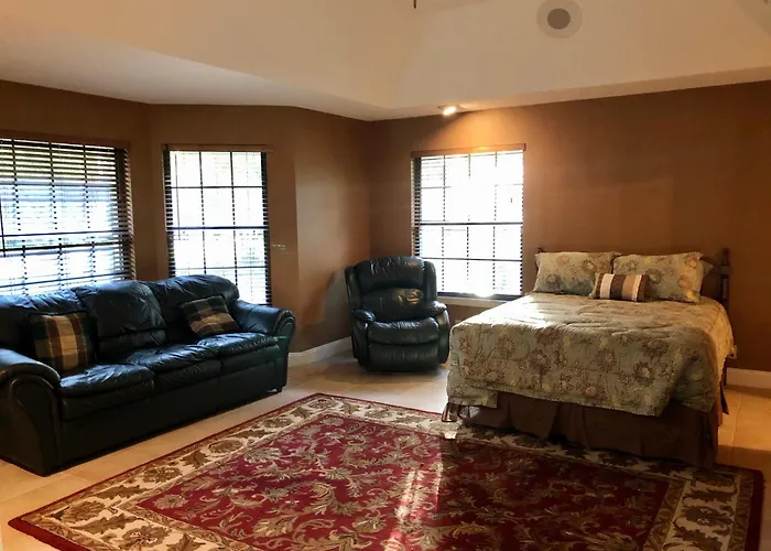 Awesome Shared Villa 20 Minutes From The Beach